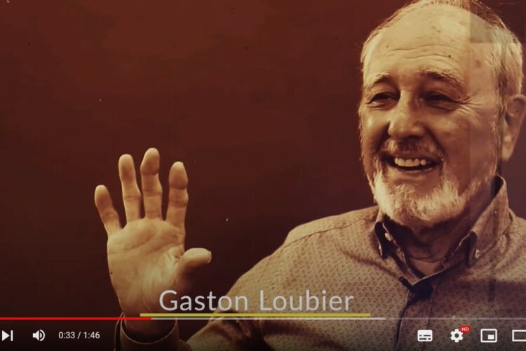 Gaston Loubier souriant et envoyant la main