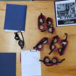 Vue de haut de masques pour les yeux et cahiers d'apprentissage pour la formation de guide