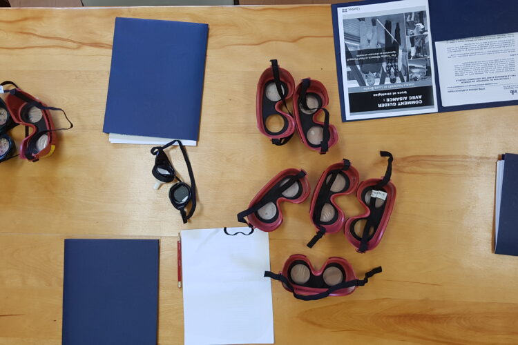 Vue de haut de masques pour les yeux et cahiers d'apprentissage pour la formation de guide