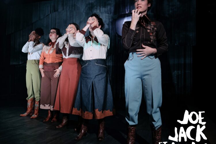 Scène de la pièce Les Waitress sont tristes de Joe Jack et John incluant 5 actrices.