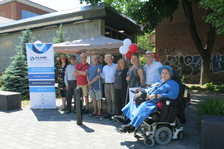 Groupe de plusieurs membres à un kiosque du RAAMM près de la station Laurier.