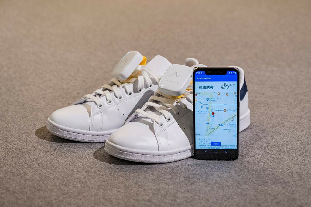 Chaussures munies d'un dispositif bluetooth lié au téléphone intelligent.