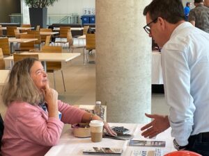 Photo de Josée Boyer avec un employé de Bell au kiosque du RAAMM.