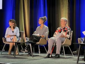 Photo prise lors du Congrès: Yaël Filipovic, Ingrid Vallus et Pascale Dussault sur la scène lors de leur présentation.
