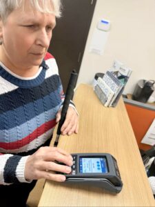 Pascale Dussault utilise un terminal de paiement accessible.