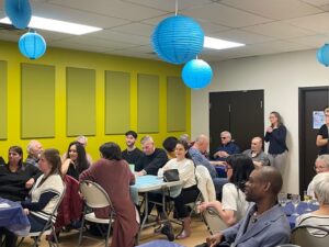vue d'ensemble de la salle et des participants à la soirée.