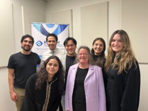 les 6 stagiaires et Josée Boyer devant la bannière du RAAMM.